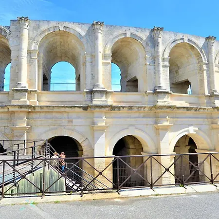 Gorgeous In Vers-pont-du-gard Semesterbostad *